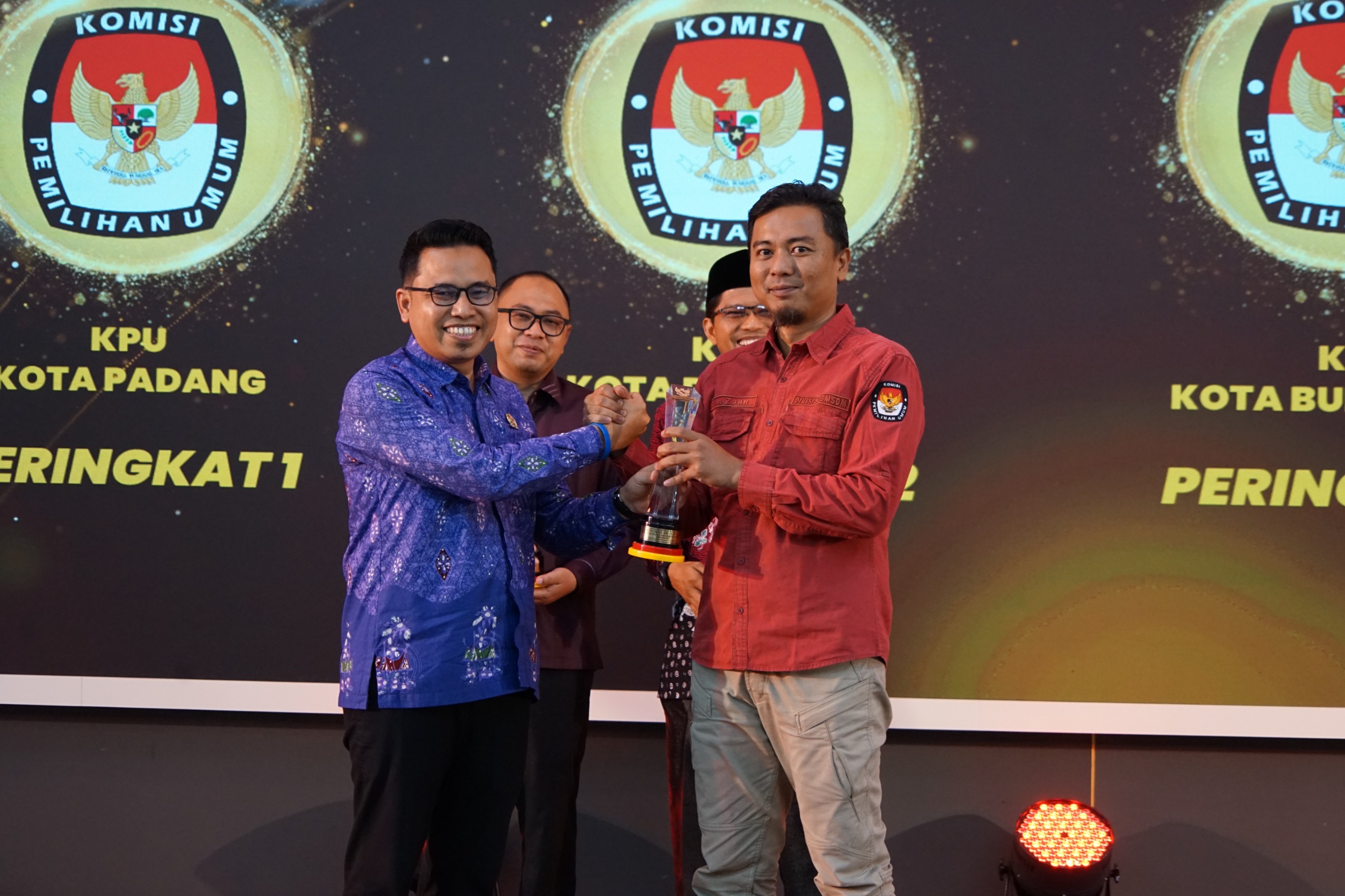 Ketua Divisi Sosdiklih Parmas dan SDM menerima Piala peringkat ke 3 dari KI Prov. Sumbar